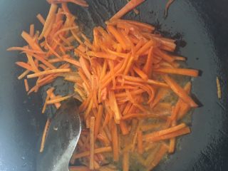 5、清炒胡萝卜丝,接着爆炒一下