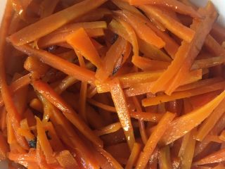 6、清炒胡萝卜丝,炒好装盘