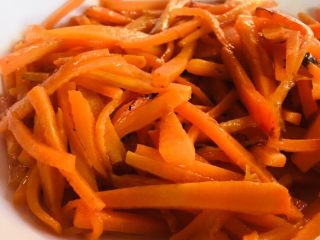 7、清炒胡萝卜丝,开吃咯