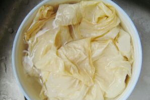 1、素烧鹅,将豆腐皮入清水浸润后沥干水分