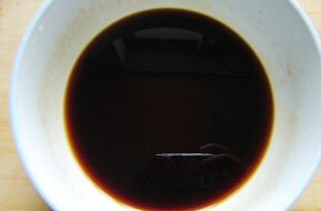 2、素烧鹅,白糖2勺、生抽3勺、蚝油一勺加温水5勺调成酱汁