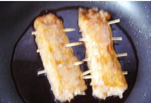 9、素烧鹅,小火煮至收汁后起锅，改刀装盘淋上芝麻油即可