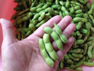 3、麻辣盐水毛豆,用剪刀剪去毛豆两边（这样好进味）