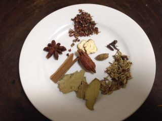 4、麻辣盐水毛豆,准备香料