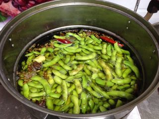 8、麻辣盐水毛豆,倒入毛豆