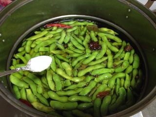 9、麻辣盐水毛豆,加入盐煮开