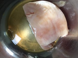 1、凉拌黄瓜鸡胸肉,1️⃣ 鸡胸肉倒入2勺料酒、1勺生抽腌制15分钟。