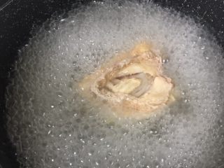 2、凉拌黄瓜鸡胸肉,2️⃣ 连同腌制的料汁一起放入刚开始冒泡的水中，煮1分钟左右，关火焖至自然冷却。（不用完全冷啦，这样做出来的鸡肉超级嫩！）