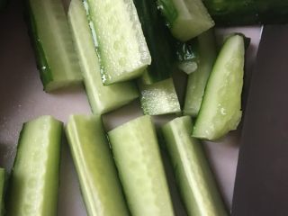 3、凉拌黄瓜鸡胸肉,3️⃣ 黄瓜洗净切条。