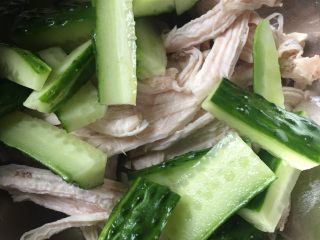 4、凉拌黄瓜鸡胸肉,4️⃣ 鸡胸肉拿出手撕成条状，放入黄瓜条。