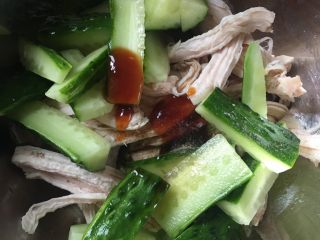 5、凉拌黄瓜鸡胸肉,5️⃣ 加入2勺蚝油、1勺生抽和适量胡椒粉，搅拌均匀。