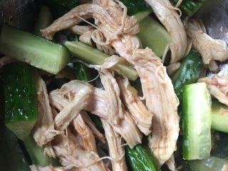 6、凉拌黄瓜鸡胸肉,6️⃣ 快手又美味的凉拌手撕黄瓜鸡胸肉就完成啦～满足味蕾的同时又能减脂，还不快来尝试一下！