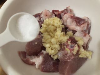 5、南瓜蒸排骨,加入排骨里加入盐