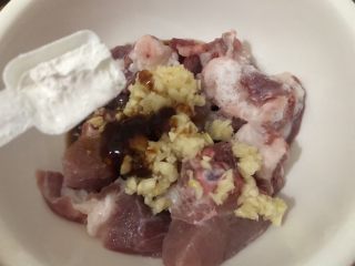 8、南瓜蒸排骨,淀粉和豆豉搅匀