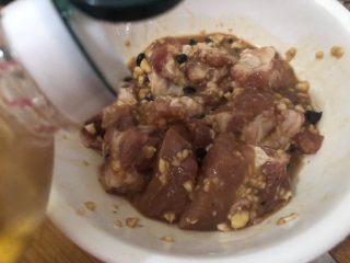 9、南瓜蒸排骨,再加入油搅匀腌制一下，去准备南瓜