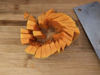 11、南瓜蒸排骨,洗洗切厚片