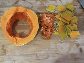 10、南瓜蒸排骨,南瓜去皮去籽