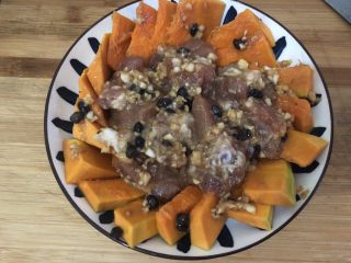 13、南瓜蒸排骨,把排骨倒入中间