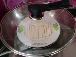 7、蓝莓山药,蒸锅上汽后蒸至10~20分钟左右,蒸至用筷子戳至熟烂即可