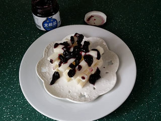 10、蓝莓山药,我喜欢味浓的,就是淋上蓝莓果酱的,也可用纯净水、牛奶或炼乳调稀果酱后淋上