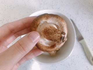 5、香菇滑鸡煲仔饭,香菇去蒂。