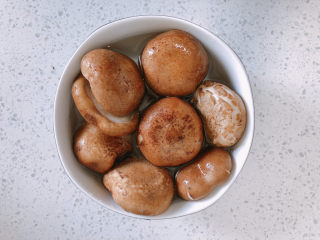 6、香菇滑鸡煲仔饭,用水泡软。