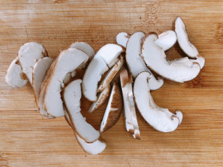 7、香菇滑鸡煲仔饭,切成片状。