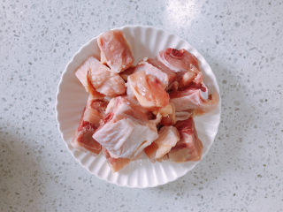 8、香菇滑鸡煲仔饭,把鸡腿切成块状。