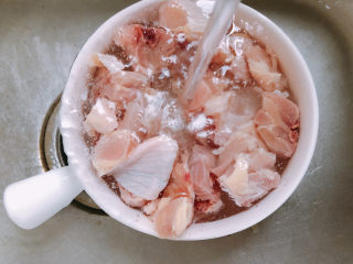 9、香菇滑鸡煲仔饭,用清水冲洗干净。