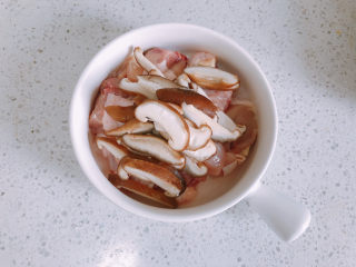 10、香菇滑鸡煲仔饭,切好的香菇跟鸡肉放到一起。