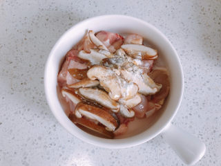 11、香菇滑鸡煲仔饭,加入生粉和胡椒粉。