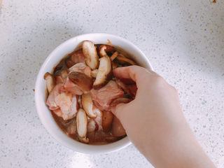 15、香菇滑鸡煲仔饭,抓匀腌制15分钟。