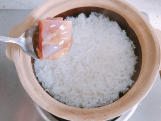 19、香菇滑鸡煲仔饭,加入鸡块。