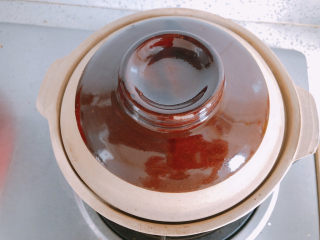 21、香菇滑鸡煲仔饭,盖上锅盖继续用小火煮15分钟。