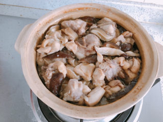 22、香菇滑鸡煲仔饭,开盖，浇上葱油。