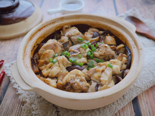 23、香菇滑鸡煲仔饭,撒上葱花就可以开动了。