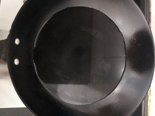 3、凉拌马兰香干,锅中加水，大火烧开