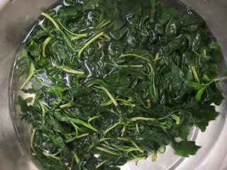 7、凉拌马兰香干,捞出的马兰，放入凉白开中，过凉