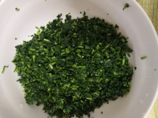 10、凉拌马兰香干,把剁碎的马兰，放入碗中，备用