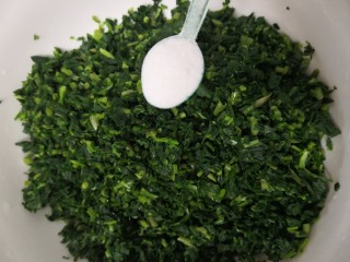 12、凉拌马兰香干,马兰中放入盐