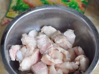 3、五花肉豆腐锅,倒入蜜汁烤肉料腌制片刻。