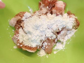 3、椒盐排骨,放入淀粉，搅拌均匀