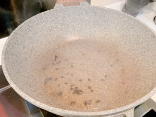 4、椒盐排骨,冷锅热油，中小火放入花椒炒出香味