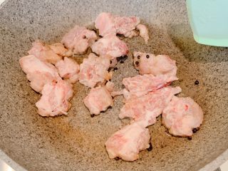 5、椒盐排骨,放入排骨中小火翻炒均匀，煎至双面金黄，大概20分钟