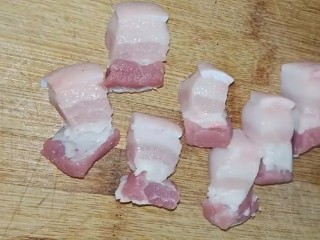 1、啤酒五花肉,准备五花肉清洗干净切成方块