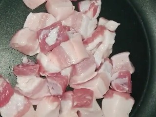 2、啤酒五花肉,锅不放油放入五花肉慢煎