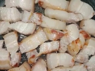 3、啤酒五花肉,煎出多余的油脂捞出备用