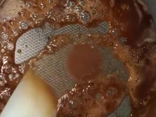 5、啤酒五花肉,小火慢熬熬制枣红色