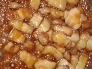 6、啤酒五花肉,放入五花肉炒上色