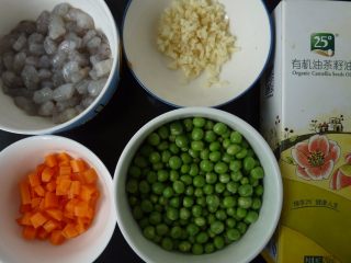 1、蒜茸虾仁炒豌豆,各材料